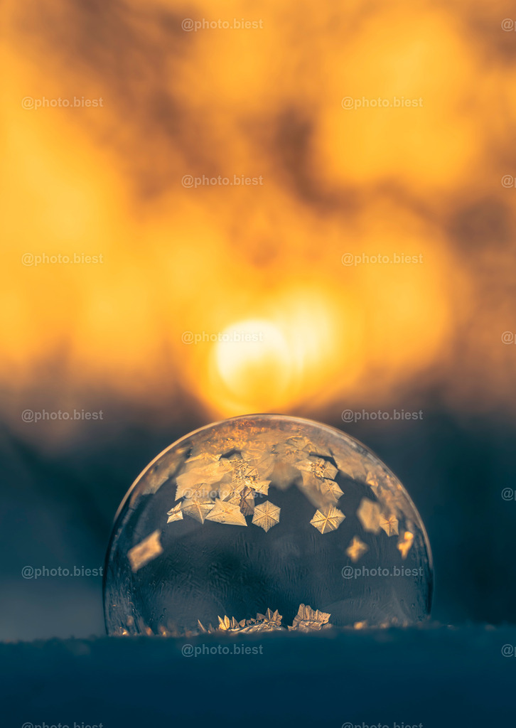 Zauberhafte Seifenblase | Eine gefrorene Seifenblase mit untergehender Sonne. - Realisiert mit Pictrs.com