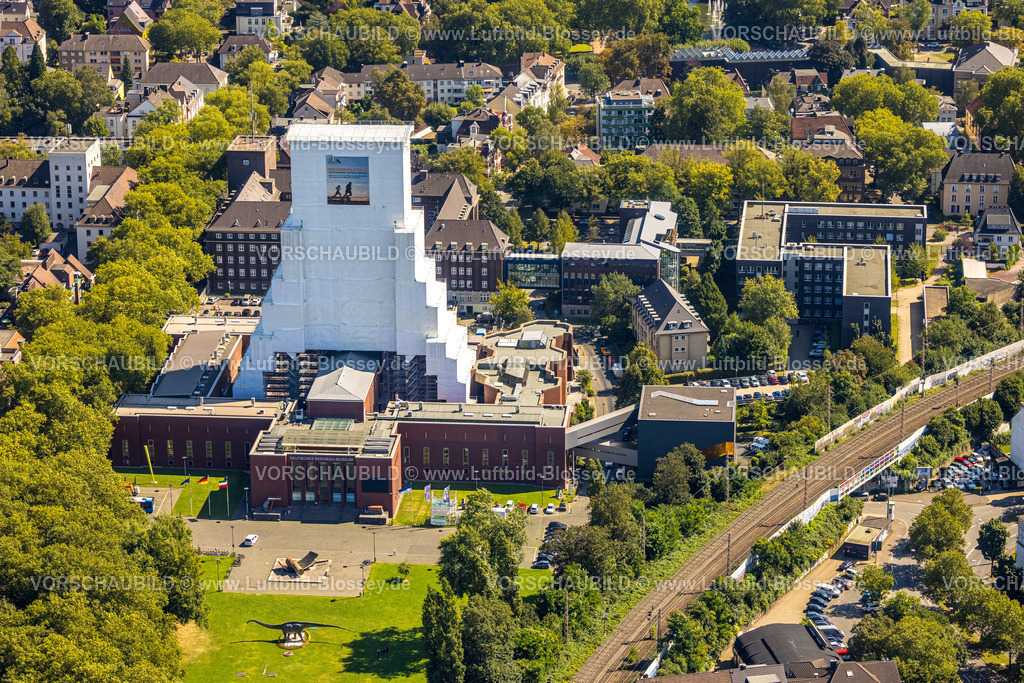 Bochum240816584 | Luftbild, Deutsches Bergbau-Museum Bochum, Baustelle und Renovierung des verhüllten Förderturms am Europaplatz, Wahrzeichen und Sehenswürdigkeit, Gebäude Polizeipräsidium Mitte, Schillerplatz, Grumme, Bochum, Ruhrgebiet, Nordrhein-Westfalen, Deutschland
