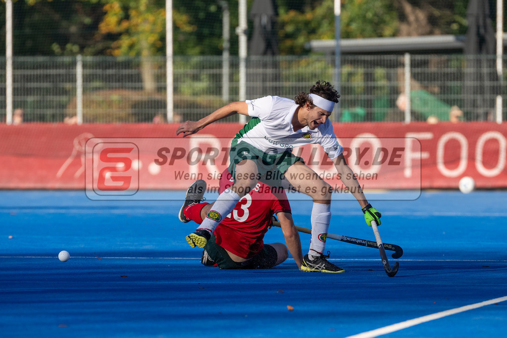 HK_20241103_108553 | 1. Bundesliga Herren Crefelder HTC - Hamburger Polo Club am 3.11.2024 CHTC Krefeld, Krefeld , Sean Findley ( Hamburger Polo Club #5 ) , Boomes Anton ( Crefelder HTC #23 )