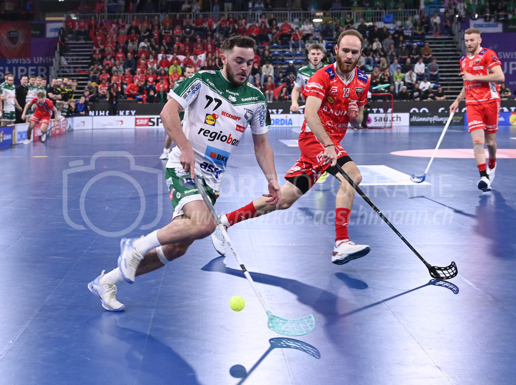 SV Wiler-Ersigen vs Floorball Köniz - 15. April 2023 | SV Wiler-Ersigen vs Floorball Köniz
Stimo Arena, Kloten
Deny Kaenzig (#77 SV Wiler-Ersigen) und Stefan Hutzli (#23 Floorball Koeniz).
Bild: Sportfotografie Markus Aeschimann | www.markus-aeschimann.ch - Realisiert mit Pictrs.com