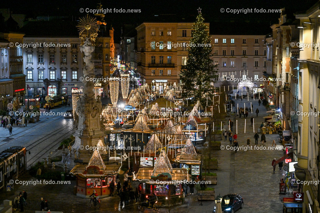 Weihnachtsmarkt_ Linz_ 22.11.2023-1 | 22.11.2023, Linz, AUT, Christkindlmarkt, Hauptplatz Linz, Weihnachtsdekoration, im Bild Christkindlmarkt, Weihnachtsmarkt, Hauptplatz Linz, Huetten, Standln, Besucher, Tradition, Brauchtum, Beleuchtung