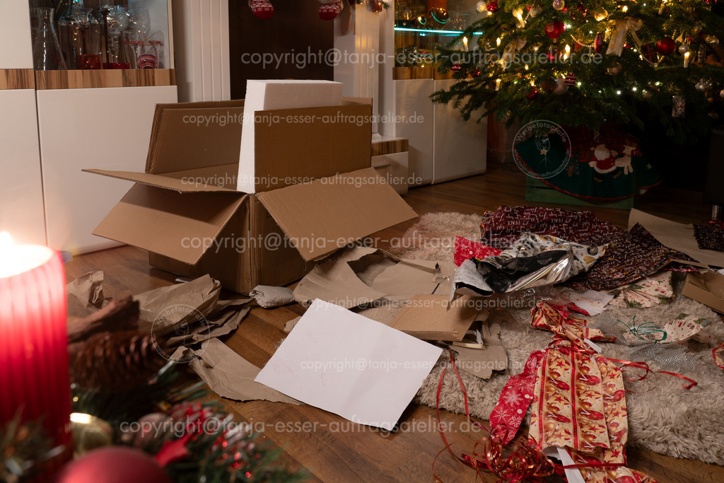 Es ist Heiligabend. Die Geschenke sind ausgepackt. Im weihnachtlichen Wohnzimmer liegt ein Chaos aus Geschenkpapier und Kartons unter dem Weihnachtsbaum. Authentisches Bild aus privatem Fest. | Es ist Heiligabend. Die Geschenke sind ausgepackt. Im weihnachtlichen Wohnzimmer liegt ein Chaos aus Geschenkpapier und Kartons unter dem Weihnachtsbaum. Authentisches Bild aus privatem Fest.