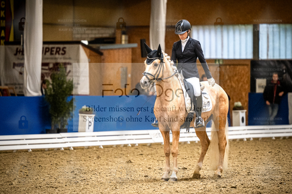 DOS_1897 | Entdecke hochwertige Reitturnierfotos von Foto Oger. Professionell, emotional und authentisch – jetzt Lieblingsmomente im Shop bestellen. - Realisiert mit Pictrs.com