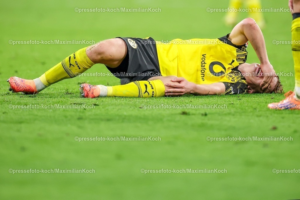 FCB18102501203 | 18.10.2025, Fußball, FC Bayern München - Borussia Dortmund, 1. Fußball Bundesliga, 7. Spieltag, Allianz Arena, Saison 2025 2026: Daniel Svensson (BVB #24) liegt verletzt mit Schmerzen auf dem Spielfeld und muss das Spielfeld verlassen Verletzung DFB regulations prohibit any use of photographs as image sequences and or quasi-video.