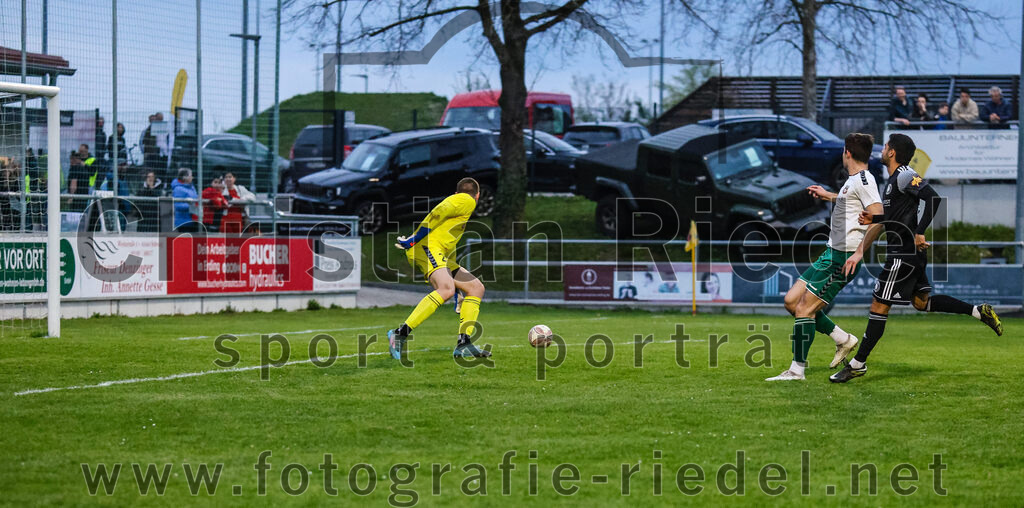 2024-04-05_030_FC_Schwaig_gegen_SV_Pullach | Oberding, Deutschland, 05.04.2024:
Fußball, Landesliga Südost 2023 / 2024, 28. Spieltag, FC Schwaig gegen SV Pullach, Endergebnis: 2:0

Torwart Maximilian Hug (FC Schwaig, #24), Johannes Empl (FC Schwaig, #14), Nasrullah Mirza (SV Pullach, #12)

Foto: Christian Riedel / fotografie-riedel.net
