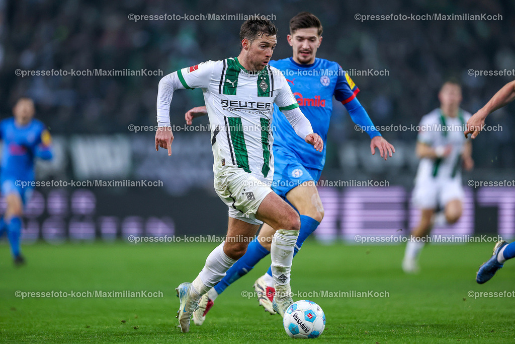 BMG14122401061 | 14.12.2024, Fußball, Borussia Mönchengladbach - Holstein Kiel, 1. Fußball Bundesliga, Borussia-Park, Saison 2024 2025: Joe Scally (Mönchengl. #29) im Zweikampf gegen Armin Gigovic (Kiel #37)DFB regulations prohibit any use of photographs as image sequences and or quasi-video.