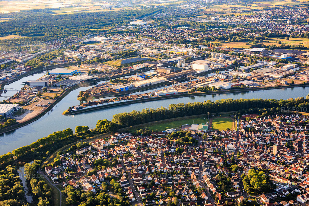 Luftbild: Rheinauhafen aus Nordwesten mit Altip im Vordergrund im Ortsteil Rheinau in Mannheim im Bundesland Baden-Württemberg in Deutschland. – Foto: IMG_157130.jpg vom 18.06.2026 durch Werner Riehm/FLY-FOTO.de – Auflösung des Originals: 5944 x 3963 px