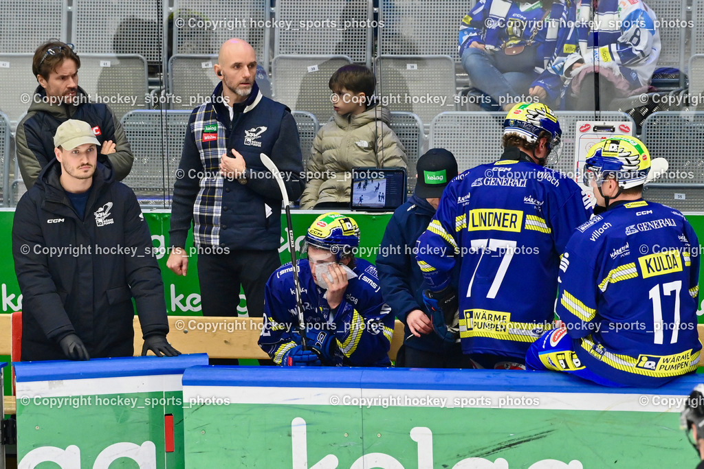 EC IDM WÄRMEPUMPEN VSV vs. Steinbach Black Wings Linz | Spielerbank EC VSV, Patrick Machreich Goaltending Coach EC VSV, #62 Julian Raspotnig EC VSV, Eiapackung, #77 Philipp Lindner EC VSV, #17 Arturs Kulda EC VSV, EC IDM WÄRMEPUMPEN VSV vs. Steinbach Black Wings Linz, EC IDM WÄRMEPUMPEN VSV vs. Steinbach Black Wings Linz am 28.11.2025 in Villach (Stadthalle Villach), Austria, (Photo by Bernd Stefan)