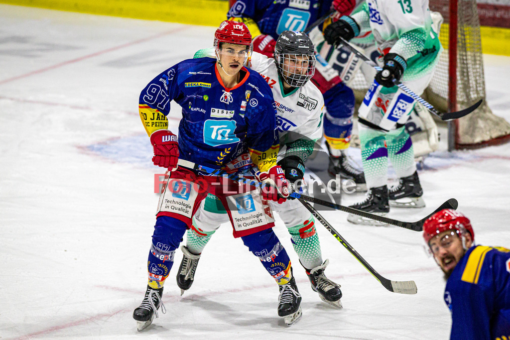 Achtelfinale Spiel 2 EC Peiting vs ESC Wohnbau Moskitos Essen | Eishockey Oberliga Süd Playoffs 2023/2024, Achtelfinale Spiel 2 EC Peiting vs ESC Wohnbau Moskitos Essen, 20240305,
Duell zwischen Marc BESL (ECP 97) und Michael GOTTWALD (Moskitos 87),
2024-03-05 in Peiting (Eisstadion)
97 Marc BESL (ECP 97), 87 Michael GOTTWALD (Moskitos 87)
Copyright: WolfgangxLindner foto-lindner.de