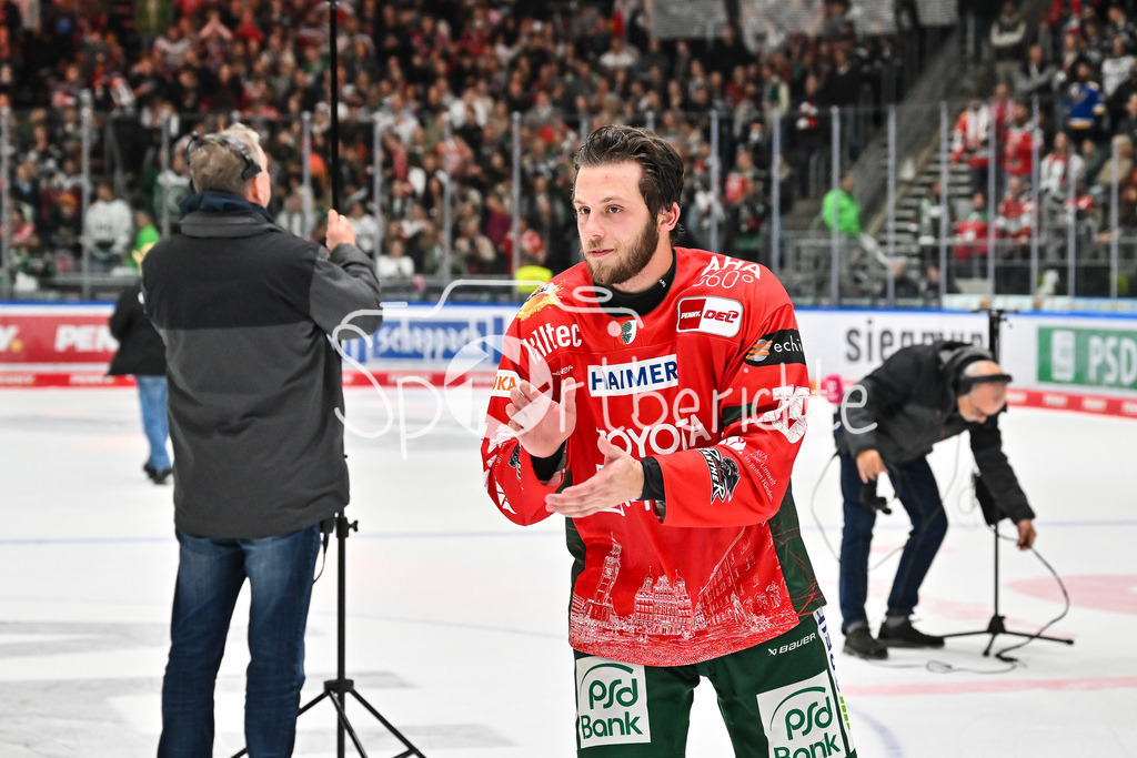 Augsburger Panther - Kölner Haie | Glückliche Augsburger Panther feiern den Heimsieg gegen Köln mit den heimischen Fans / DEL: Augsburger Panther - Kölner Haie; Curt Frenzel Stadion am 26.09.2025 / Riley DAMIANI (Augsburger Panther #19)