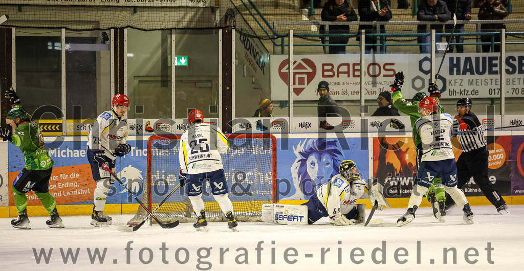 2023-12-26_064_TSV_Erding_gegen_ERV_Schweinfurt | Erding, Deutschland, 26.12.2023:
Eishockey, Bayernliga Vorrunde 2023 / 2024, 20. Spieltag, TSV Erding gegen ERV Schweinfurt, Endergebnis: 9:3

Christian Masel (ERV Schweinfurt, #25), Torwart Benedict Roßberg (ERV Schweinfurt, #42)

Christian Masel (ERV Schweinfurt, #25), Torwart Benedict Roßberg (ERV Schweinfurt, #42)

Foto: Christian Riedel / fotografie-riedel.net