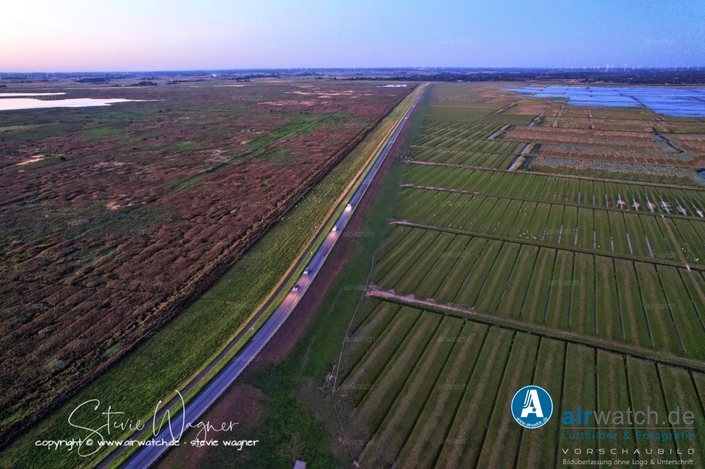 Nordsee, Nordfriesland, Nordstrand, Pohnshalligkoog - airwatch.de | Der Pohnshalligkoog umfasst eine Fläche von etwa 695 Hektar und ist der östlichste und zweitgrößte Koog der Halbinsel Nordstrand. Die Eindeichung des Pohnshalligkoogs war 1924 abgeschlossen. Trotz der Schwierigkeiten bei der Errichtung des Deiches und des verschlammten Bodens konnten die ersten Pächter 1924 den Koog übernehmen. Fünf Jahre nach der Eindeichung wurden die Pachtverträge jedoch aufgelöst und das gesamte Land der “Gemeinnützigen Siedlungsgesellschaft Deutscher Osten” übergeben.