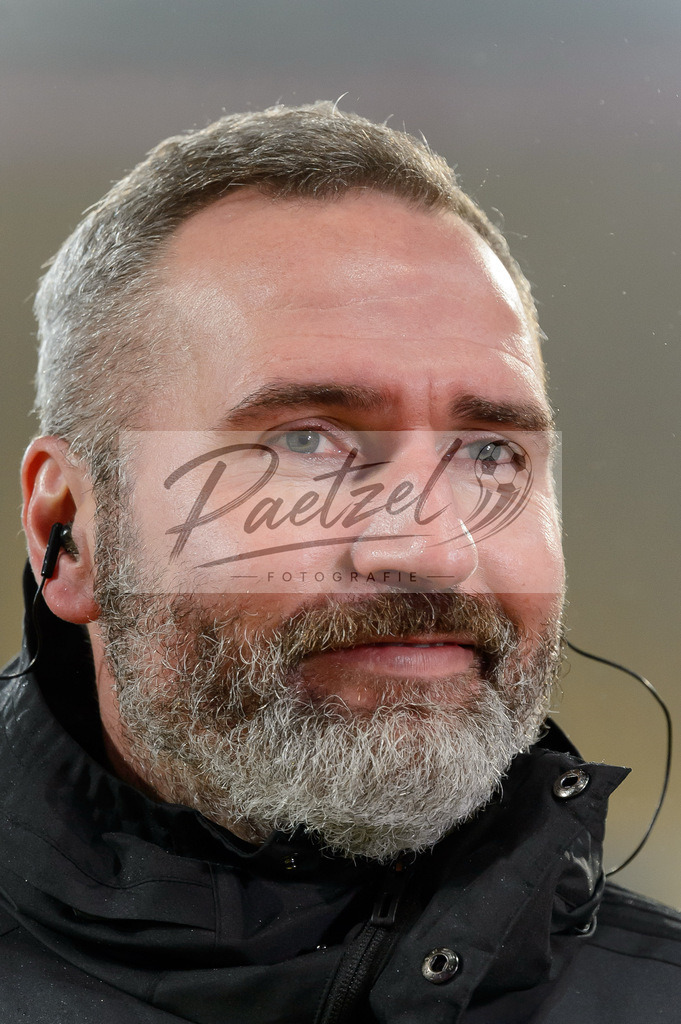 SGDHSV20220114_175 | Fussball, Herren: Trainer Tim Walter (Hamburger SV) schaut bei dem Spiel der 2. Bundesliga zwischen SG Dynamo Dresden und Hamburger SV im Rudolf-Harbig-Stadion am 14.01.2022 in Dresden, Deutschland.DFB / DFL REGULATIONS PROHIBIT ANY USE OF PHOTOGRAPHS AS IMAGE SEQUENCES AND/OR QUASI-VIDEO. - Realisiert mit Pictrs.com