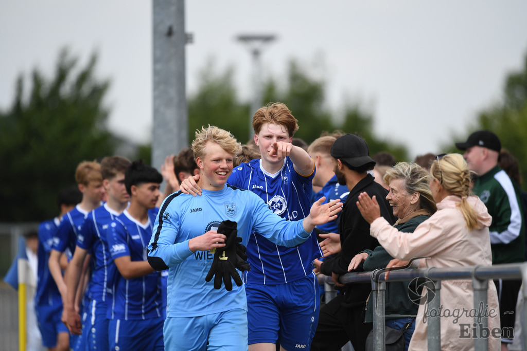 FC Rastede-JSG Esens/Dornum | B-Jugend Bezirksliga; FC Rastede (blau)-JSG Esens/Dornum (weiß) am 24.05.2025 in Rastede (Sportanlage Kötterswegs), Photo: Philip Eiben 2025 - Realisiert mit Pictrs.com