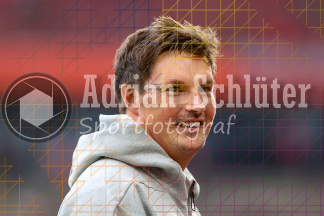 1. FC Köln vs Hamburger SV - 1. Bundesliga  | Köln, Deutschland, 02.11.25:   Trainer Merlin Polzin (Hamburger SV) lächelt, lacht waehrend des Spiels der Bundesliga zwischen  1. FC Köln vs Hamburger SV in der RheinEnergieStadion(Foto von Brauer-Fotoagentur / Adrian Schlueter)