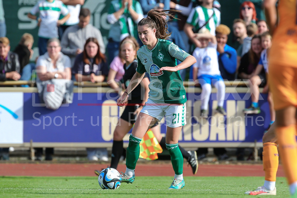 Fussball, Google Pixel Frauen-Bundesliga, SV Werder Bremen - TSG 1899 Hoffenheim | v.li.: Chiara Hahn (SV Werder Bremen, 21) am Ball, Einzelbild, Ganzkörper, Aktion, Action, Spielszene, DIE DFB-RICHTLINIEN UNTERSAGEN JEGLICHE NUTZUNG VON FOTOS ALS SEQUENZBILDER UND/ODER VIDEOÄHNLICHE FOTOSTRECKEN. DFB REGULATIONS PROHIBIT ANY USE OF PHOTOGRAPHS AS IMAGE SEQUENCES AND/OR QUASI-VIDEO.