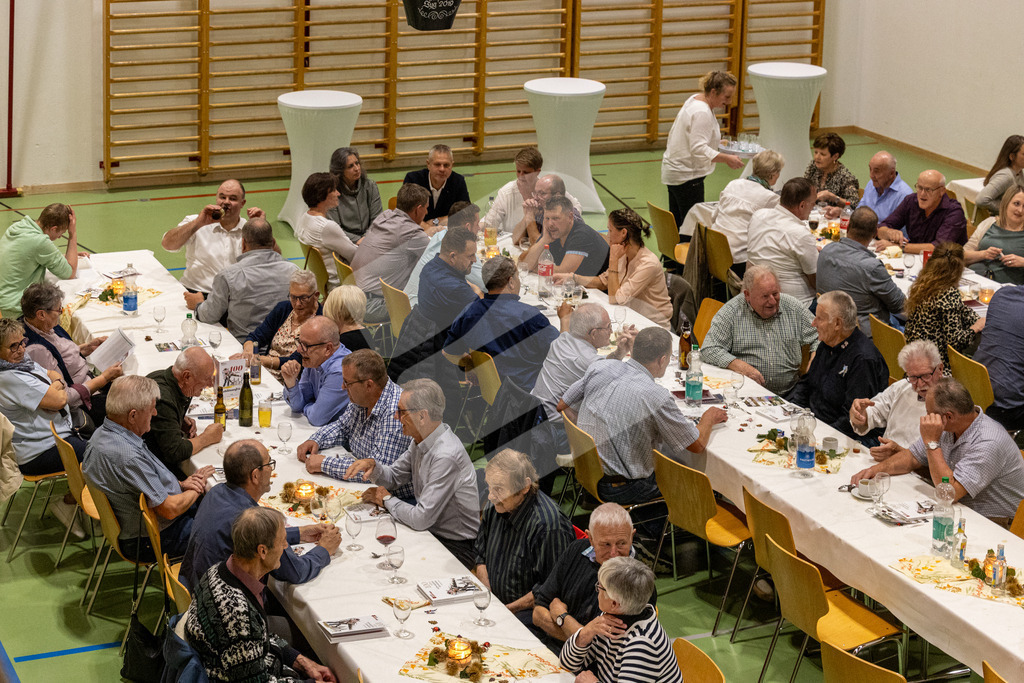 SKE100J_5052 | Die Schwinger des Schwyzer Kantonalen Schwingerverbandes: Fotos, die Dynamik und Leidenschaft festhalten, sowie emotionale Momente aus dem traditionellen Schwingsport zeigen. - Realisiert mit Pictrs.com