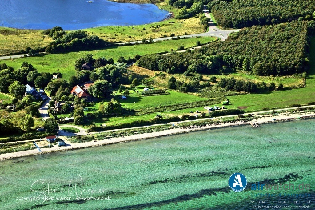 Luftbild Strand Holnis - Die Surfschule Wassersport Holnis befindet sich direkt am Strand 3, nördlich des Ostseecamps | Die Surfschule Wassersport Holnis befindet sich direkt am Strand 3, nördlich des Ostseecamps. Angeboten werden zertifizierte Kurse in Windsurfen, Kitesurfen, Wingfoilen und Stand-up-Paddling (SUP) für Einsteiger und Fortgeschrittene. Kinderkurse starten ab 8 Jahren (Windsurfen) bzw. 12 Jahren (Kite/Wing), SUP ist bereits ab sicheren Schwimmern möglich. Täglich gibt es Schnupperkurse, z. B. Windsurfen sonntags um 14:00 Uhr. Ausrüstung kann vor Ort ausgeliehen werden.