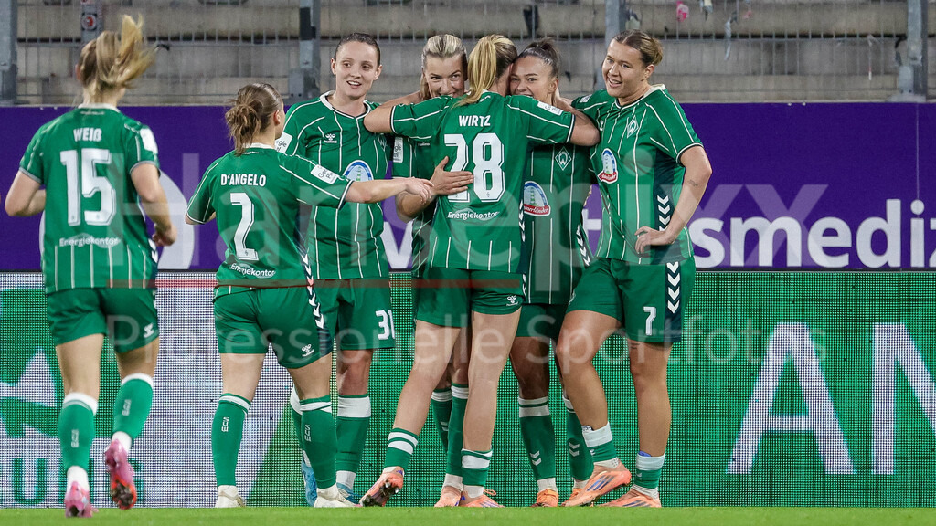 Fussball, Google Pixel Frauen-Bundesliga, SGS Essen - SV Werder Bremen | Spielerinnen des SV Werder Bremen mit Torjubel, Jubel, jubeln, jubelt, optimistisch, Spielszene, Highlight, Freude über das Tor zum 0:2, DIE DFB-RICHTLINIEN UNTERSAGEN JEGLICHE NUTZUNG VON FOTOS ALS SEQUENZBILDER UND/ODER VIDEOÄHNLICHE FOTOSTRECKEN. DFB REGULATIONS PROHIBIT ANY USE OF PHOTOGRAPHS AS IMAGE SEQUENCES AND/OR QUASI-VIDEO.