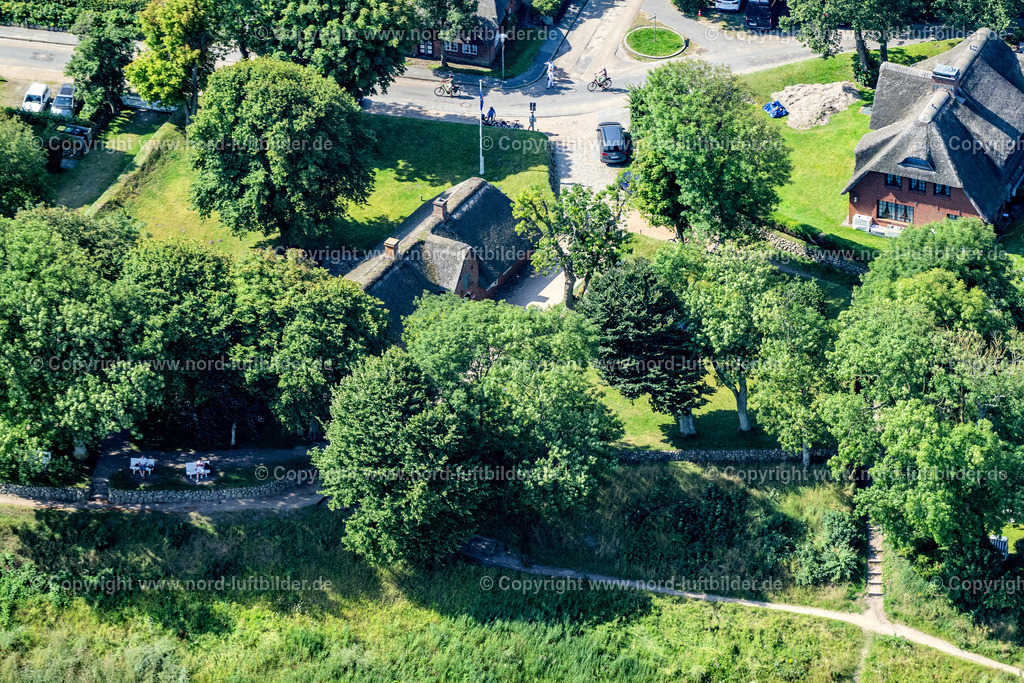 Sylt_Keitum_Altfriesches_Haus_Seit_1640_Alter_Kirchweg_ELS_3392130825 | SYLT 13.08.2025 Sehenswürdigkeit und Tourismus- Attraktion des Geschichts- Denkmal " Alt Friesisches Haus " an der Straße Alter Kirchweg in Keitum auf der Insel Sylt Nordsee - Insel im Bundesland Schleswig-Holstein, Deutschland. // Sightseeing and tourist attraction of the historical monument "Old Frisian House" on the street Alter Kirchweg in Keitum on the island of Sylt, North Sea island in the federal state of Schleswig-Holstein, Germany. Foto: Martin Elsen