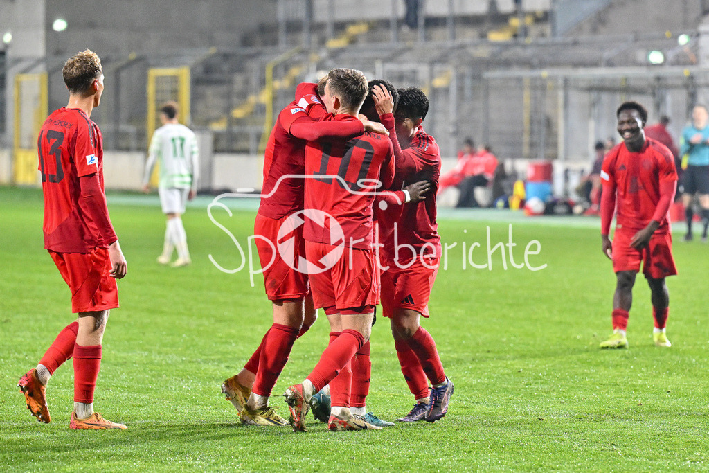 FC Bayern Amateure - SpVgg Greuther Fürth II | Jubel nach dem Treffer zum 4-0 druch Michael SCOTT (FC Bayern München II #19) / Freude / happy / Tor / torschuezte / Regionalliga Bayern: FC Bayern Muenchen II - SpVgg Greuther Fuerth II, Gruenwalder Stadion am am 29.10.2024