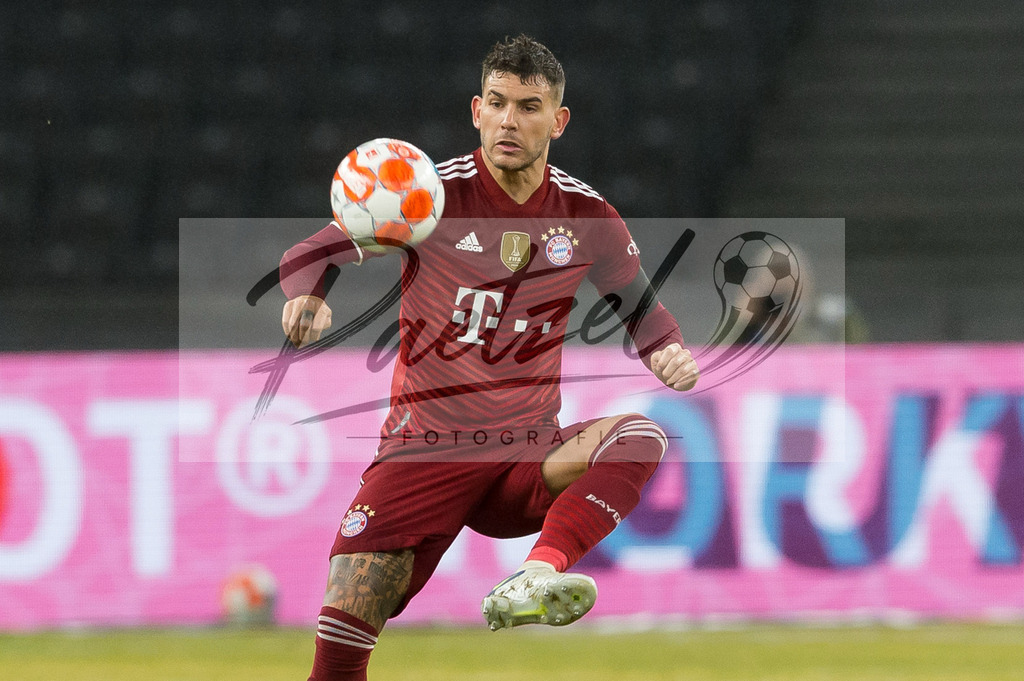 BSCFCB20220123_305 | Fussball, Herren: Lucas Hernandez (FC Bayern Muenchen) in Aktion, am Ball, Einzelaktion bei dem Spiel der 1. Bundesliga zwischen Hertha BSC und FC Bayern Muenchen im Olypiastadion am 23.01.2022 in Berlin, Deutschland.DFB / DFL REGULATIONS PROHIBIT ANY USE OF PHOTOGRAPHS AS IMAGE SEQUENCES AND/OR QUASI-VIDEO. - Realisiert mit Pictrs.com