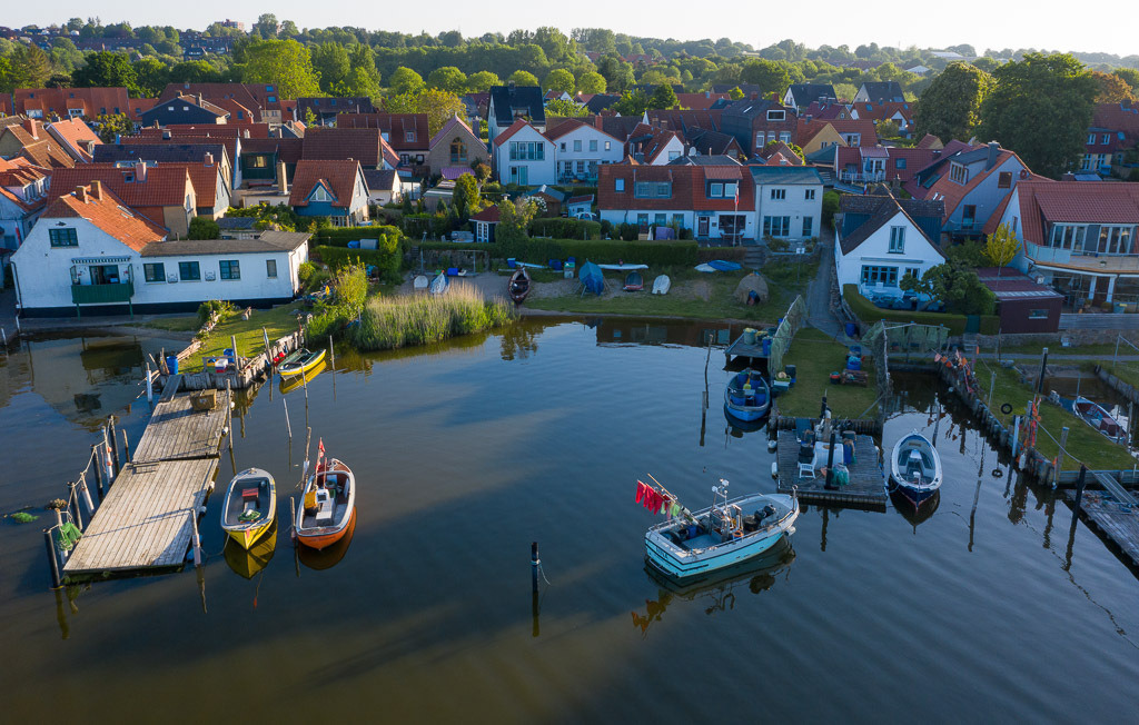 deutschland-2020-104 | Luftaufnahme der Fischersiedlung Holm in Schleswig an der Schlei. Das Bild entstand kurz nach Sonnenaufgang. An den Brücken sind die offenen Motorboote der Holmer Fischer zu erkennen. - Realisiert mit Pictrs.com
