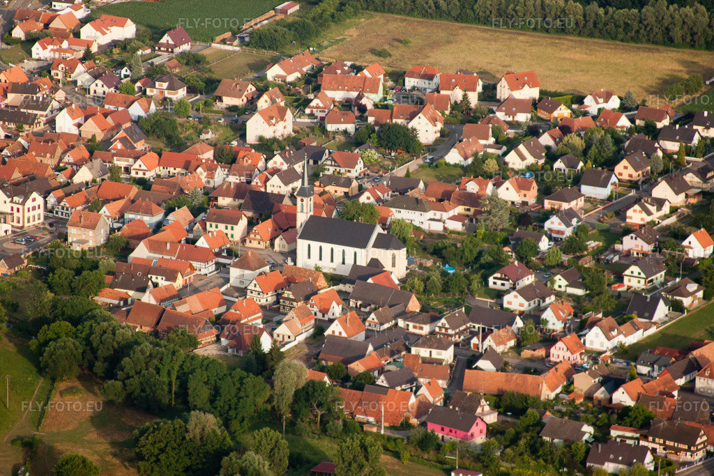 Vue aérienne: Leutenheim depuis le sud-ouest à le quartier Ceinture Forêt Nord in Hagenau dans le département Bas Rhin, France – .Photo: IMG_30577.jpg prise le 09/07/2010 par Werner Riehm/FLY-FOTO.eu – Résolution de l'original: 4752 x 3168 px
