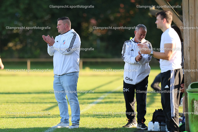 Fußball I Herren I Saison 2025-2026 I Kreisklasse A Süd-Ost I 6. Spieltag I SG Scharbeutz-Pönitz - VfL Bad Schwartau I 13.09.2025.112 | v.l. Christian Strungat (Trainer, SG Scharbeutz/Pönitz), Olaf Knobloch (Betreuer, SG Scharbeutz/Pönitz) - Realisiert mit Pictrs.com