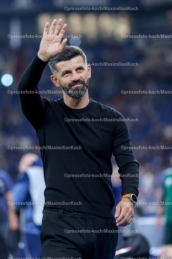 S0413092501022 | 13.09.2025, Fußball, FC Schalke 04 - Holstein Kiel, 5.Spieltag, 2. Fußball Bundesliga, Veltins-Arena Gelsenkirchen, Saison 2025 2026: Cheftrainer Miron Muslic (Schalke04) DFB regulations prohibit any use of photographs as image sequences and or quasi-video.