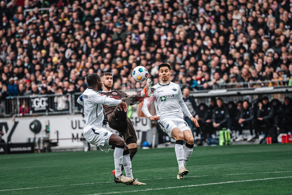 Fußball | Männer | Saison 2023/2024 | 2. Fußball-Bundesliga | 27. Spieltag | FC St. Pauli vs. SC Paderborn 07 | 31.03.2024 | Marcel Hartel (#10, FC St. Pauli) bei der Ballannahme