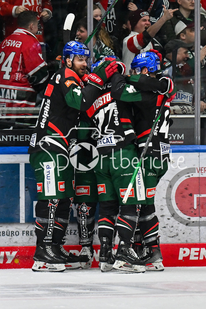 Augsburger Panther - Düsseldorfer EG | Jubel der Panther nach dem Treffer zum 3-1 durch Jason BAST (Augsburger Panther #45) / Tor / Torschuetze / Freude / Happy / DEL: Augsburger Panther - Duesseldorfer EG, Curt Frenzel Stadion am 04.03.2025