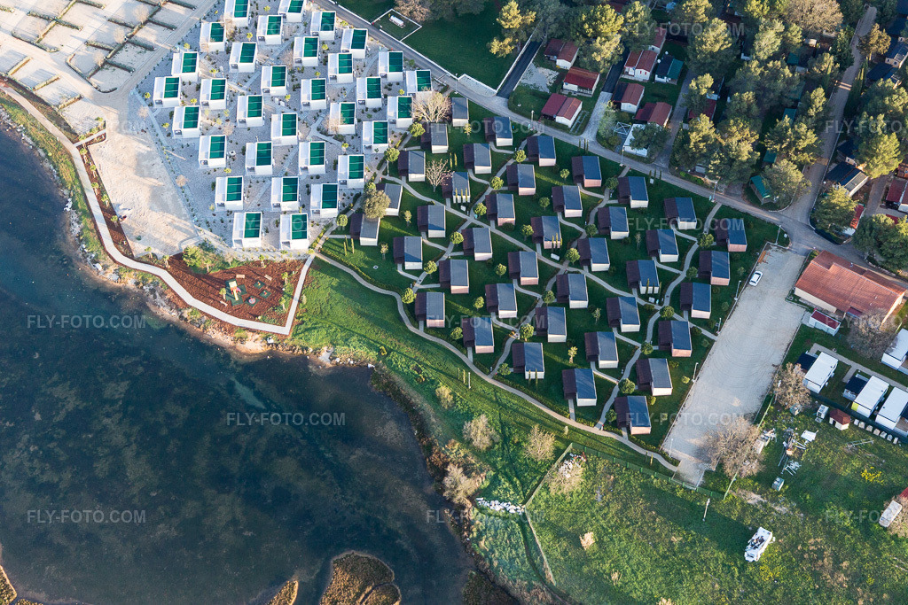 Aerial view: View of the town in Stancija Valkanela in the state Gespanschaft Istrien, Croatia. – Photo: IMG_106235.jpg taken on 04/14/2018 by Werner Riehm/FLY-FOTO.com – Resolution of the original: 5472 x 3648 px