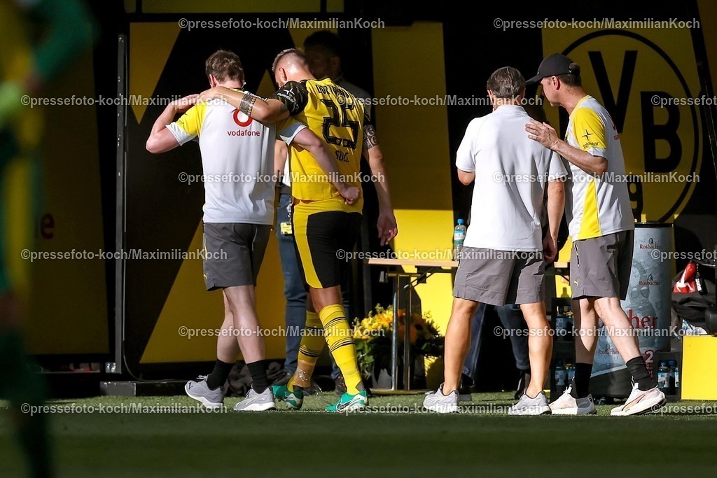 BVB10082501054 | 10.08.2025, Fußball, Borussia Dortmund - Juventus Turin, Testspiel, Signal Iduna Park, Saison 2025 2026: Niklas Süle&nbsp;(BVB #25) himpelt verletzt vom Spielfeld und muss aufgrund der Verletzung medizinisch Behandelt werden.  DFB regulations prohibit any use of photographs as image sequences and or quasi-video.