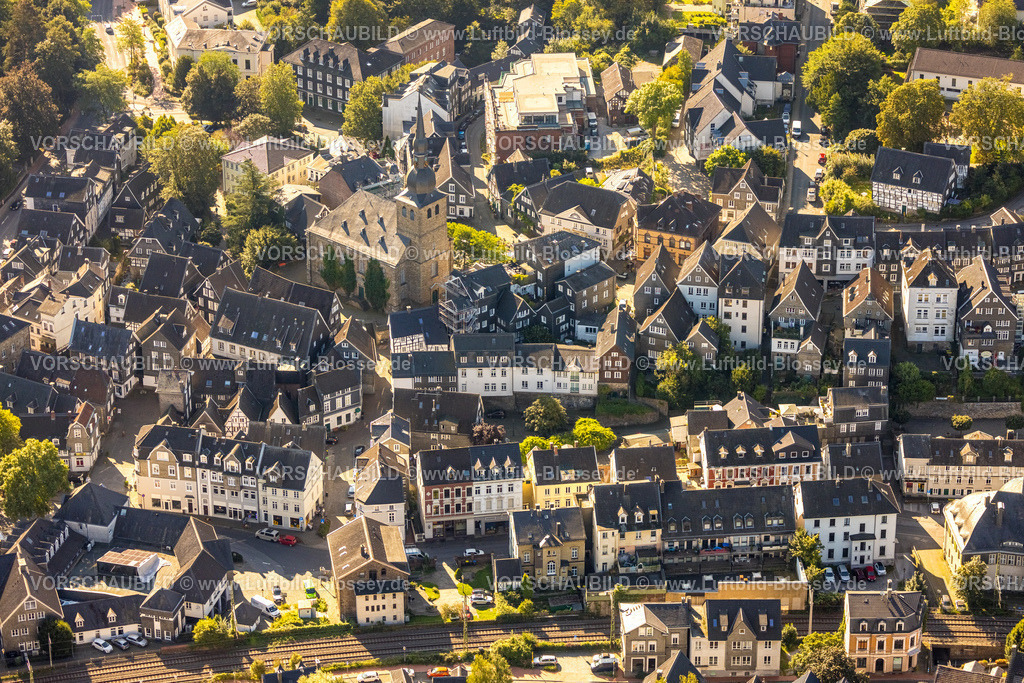 Velbert240811597Langenberg | Luftbild, Altstadt Alter Markt und Alte Kirche, Wohnhäuser und Baustelle mit Neubau, Langenberg, Velbert, Ruhrgebiet, Nordrhein-Westfalen, Deutschland