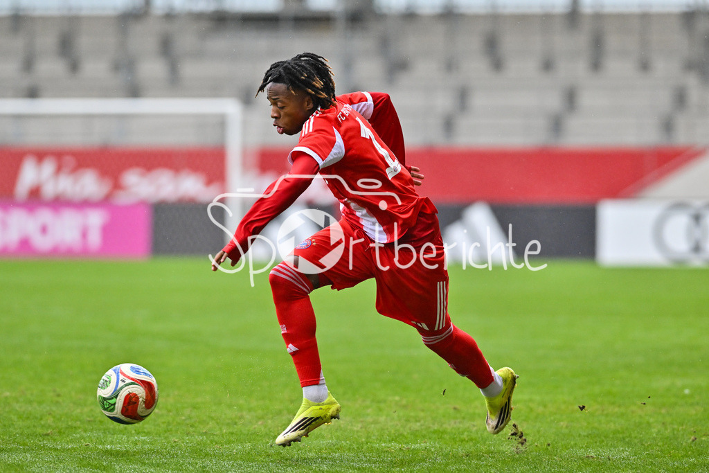 FC Bayern München - Hannover 96 | MUNICH, GERMANY - 15. FEBRUARY: am Ball Wisdom MIKE (FC Bayern München U19 11) während dem Spiel zwischen der U19 des FC Bayern München und der U19 von Hannover 96 am 2. Spieltag der Hauptrunde der U19-DFB-Nachwuchsliga am FC Bayern Campus