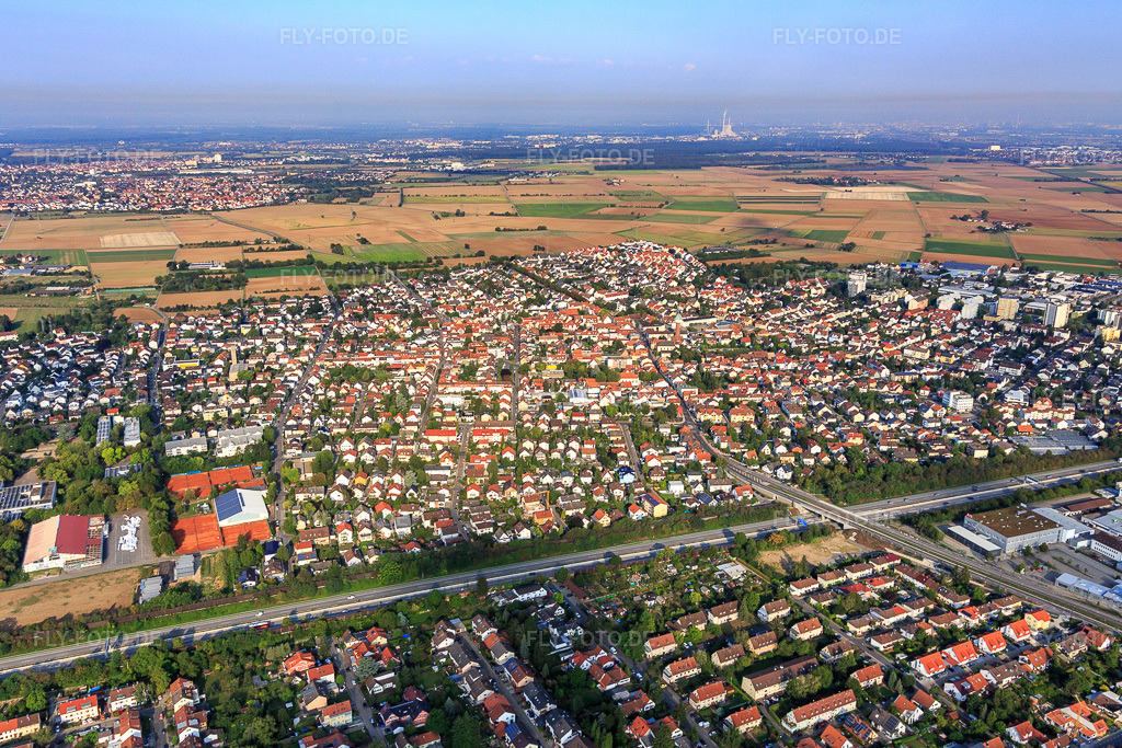 Luftbild: Ortsansicht dieseits und jenseits der A5 aus Osten in Eppelheim im Bundesland Baden-Württemberg in Deutschland. Foto: IMG_117218.jpg vom 25.08.2019 durch Werner Riehm/FLY-FOTO.de
