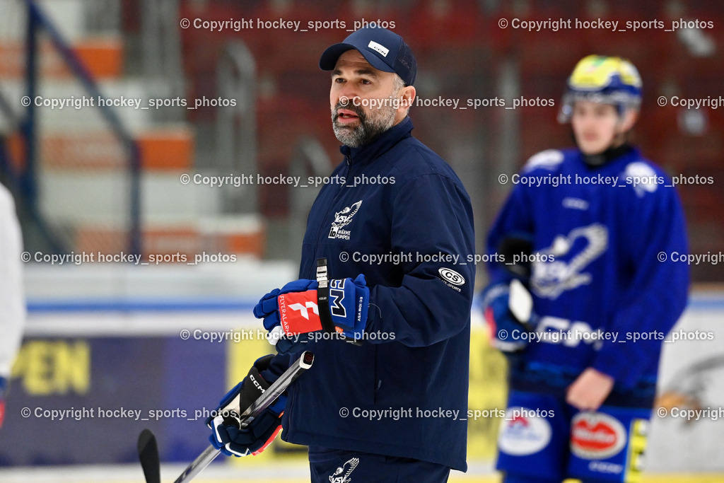 Eistrainig EC VSV mit Headcoach Pierre Allard | Eistrainig EC VSV mit Headcoach Pierre Allard, 1. Eistrainig EC VSV mit Headcoach Pierre Allard am 02.12.2025 in Villach (Stadthalle Villach), Austria, (Photo by Bernd Stefan)