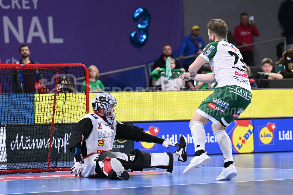 SV Wiler-Ersigen vs Floorball Köniz - 15. April 2023 | SV Wiler-Ersigen vs Floorball Köniz
Stimo Arena, Kloten
Andrin Hollenstein (#73 SV Wiler-Ersigen) verwertet seinen Penalty gegen Patrick Eder (#30 Floorball Koeniz) und entscheidet damit die Partie für sein Team.
Bild: Sportfotografie Markus Aeschimann | www.markus-aeschimann.ch - Realisiert mit Pictrs.com