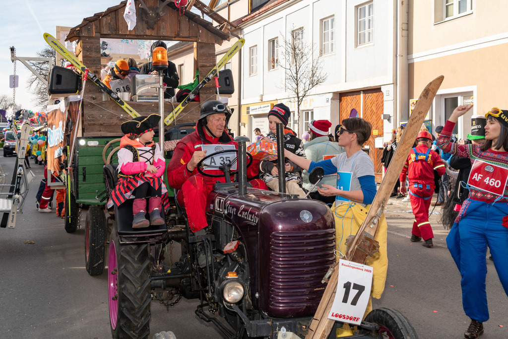 Umzug2025-102_9022 | Fotostrecke: FASCHINGSUMZUG 2025 in Loosdorf. 22 Masken(gruppen)-Teilnehmer: Loosdorfer Vereine, Wirtschaftstreibende, Gemeindeabordnungen sowie Kreditinstitute. rund 700 Besucher entlang der Hauptstrasse. Veranstaltungs-Sicherung durch Mannschaft der FF-Loosdorf mit schwerem Gerät. Maskenprämierung am EKZ-Platz durch Bgm. Thomas Vasku in den Kategorien: Bester Festwagen (Fa. gkonzept-Groissenberger; Beste Personengruppe-ASK-Loosdorf; Beste Einzelperson; Weiteste Anreise-FF Schollach;
