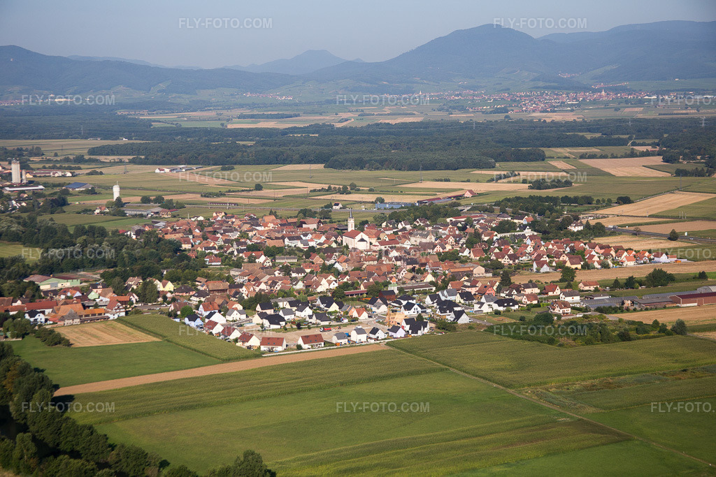 Aerial view: Riverbanks of the Ill against the backdrop of the Vosges Mountains in Sermersheim in the state Bas-Rhin, France. – Photo: IMG_093241.jpg taken on 08/16/2016 by Werner Riehm/FLY-FOTO.com – Resolution of the original: 5472 x 3648 px