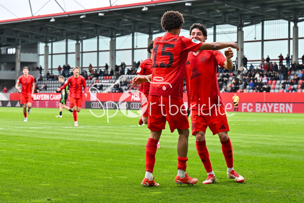 FC Bayern München U19 - VfL Wolfsburg U19 | Jubel der Bayern nach dem Treffer zum 1-0 durch Sadiki CHEMWOR (FC Bayern U19 #15) / Tor / Torschuetze / Freude / Happy / U19 DFB Nachwuchsliga Endrunde: FC Bayern Muenchen - VfL Wolfsburg, FC Bayern Campus am 26.04.2025