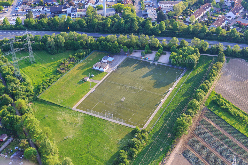 Luftbild: Sportplatz des SV Pfingstweide an der B9 im Ortsteil Pfingstweide in Ludwigshafen im Bundesland Rheinland-Pfalz in Deutschland. Foto: IMG_088223.jpg vom 09.05.2016 durch Werner Riehm/FLY-FOTO.deSV Pfingstweide 1972 e.V