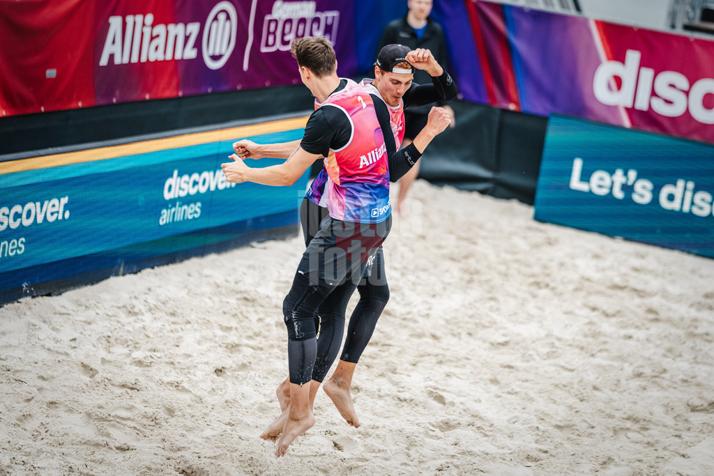 Beachvolleyball | Frauen | German Beach Tour 2024 | Tourstop Düsseldorf | 17.05.2024 | Robin Sowa (links) und Max Just (rechts) springen ineinander