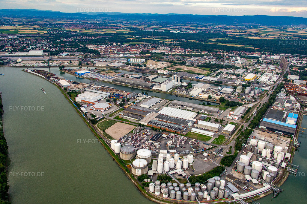 Luftbild: Kaianlagen und Schiffs- Anlegestellen am Hafenbecken des Binnenhafen Rheinauhafen am Rhein im Ortsteil Rheinau in Mannheim im Bundesland Baden-Württemberg in Deutschland. Foto: IMG_090962.jpg vom 04.07.2016 durch Werner Riehm/FLY-FOTO.de