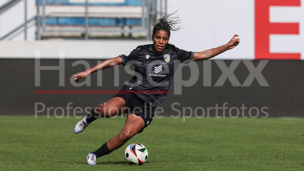 Fussball, DFB-Pokal Frauen, SV Meppen - FC Carl Zeiss Jena | v.li.: Josephine Bonsu (FC Carl Zeiss Jena, 23) am Ball, Freisteller, Einzelbild, Ganzkörper, Aktion, Action, Spielszene, DIE DFB-RICHTLINIEN UNTERSAGEN JEGLICHE NUTZUNG VON FOTOS ALS SEQUENZBILDER UND/ODER VIDEOÄHNLICHE FOTOSTRECKEN. DFB REGULATIONS PROHIBIT ANY USE OF PHOTOGRAPHS AS IMAGE SEQUENCES AND/OR QUASI-VIDEO.