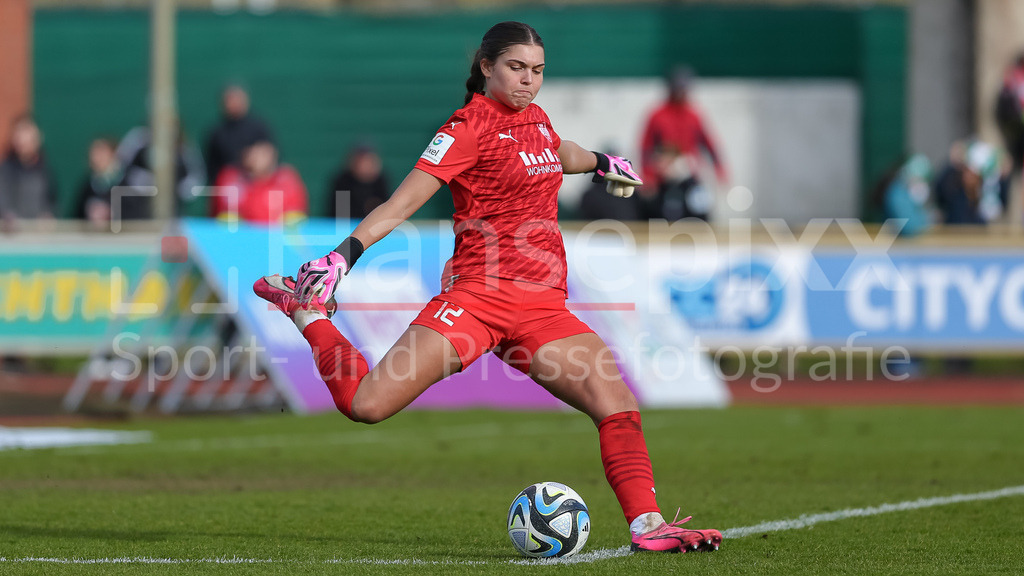 Fussball, Google Pixel Frauen-Bundesliga, SV Werder Bremen - SGS Essen | v.li.: Sophia Winkler (Torhüterin, Torwart, SGS Essen, 12) am Ball, Freisteller, Einzelbild, Ganzkörper, Aktion, Action, Spielszene, DIE DFB-RICHTLINIEN UNTERSAGEN JEGLICHE NUTZUNG VON FOTOS ALS SEQUENZBILDER UND/ODER VIDEOÄHNLICHE FOTOSTRECKEN. DFB REGULATIONS PROHIBIT ANY USE OF PHOTOGRAPHS AS IMAGE SEQUENCES AND/OR QUASI-VIDEO.