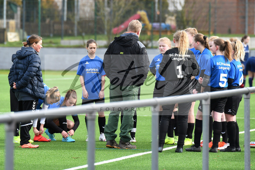 LENGRE20200229_0095 | Fussball, C-Juniorinnen:   bei dem Testspiel zwischen SC Preussen Lengerich und TSG 07 Burg Gretesch im Windmoeller &amp; Hoelscher Stadion am 29.02.2020 in Lengerich, Deutschland. - Realisiert mit Pictrs.com