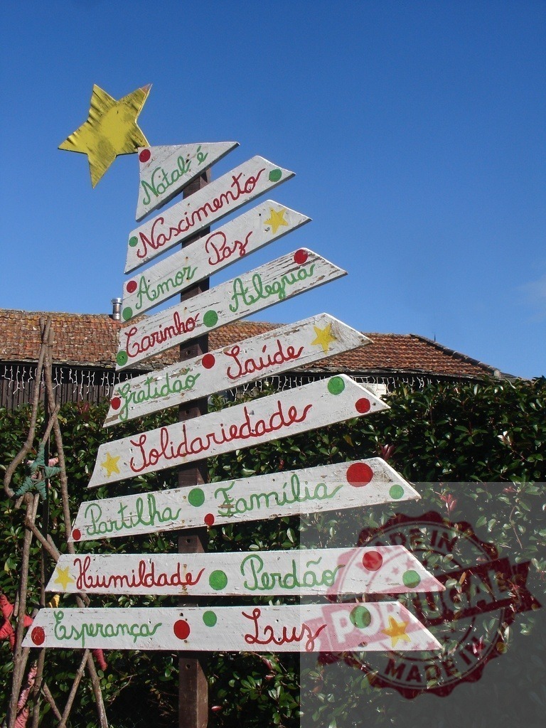 Christmas tree made of wooden planks celebrating christmas in portuguese | Alternative christmas tree celebrating christmas with portuguese words written on wooden planks - Realisiert mit Pictrs.com