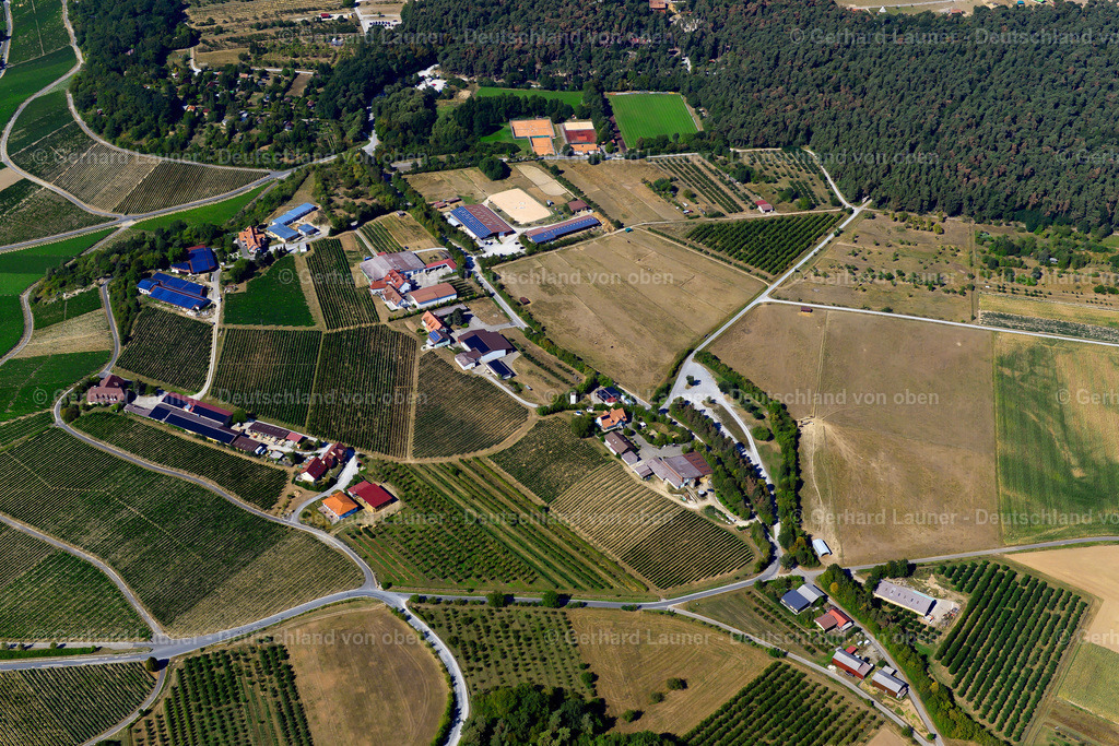 3650334 | SOMMERHAUSEN 31.08.2016 Landwirtschaftliche Nutzflächen und Feldgrenzen  umsäumen das Siedlungsgebiet des Dorfes in Sommerhausen im Bundesland Bayern, Deutschland // Agricultural land and field boundaries surround the settlement area of the village  in Sommerhausen in the state Bavaria, Germany Foto: Gerhard Launer